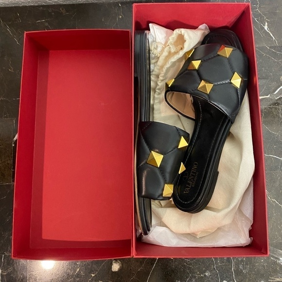 Valentino Garavani Roman Stud flat leather sandals black and gold - Picture 3 of 14